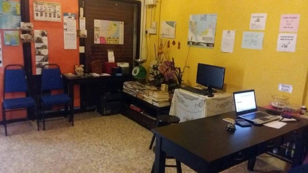 Cocoa Mews Cafe And Homestay George Town Esterno foto