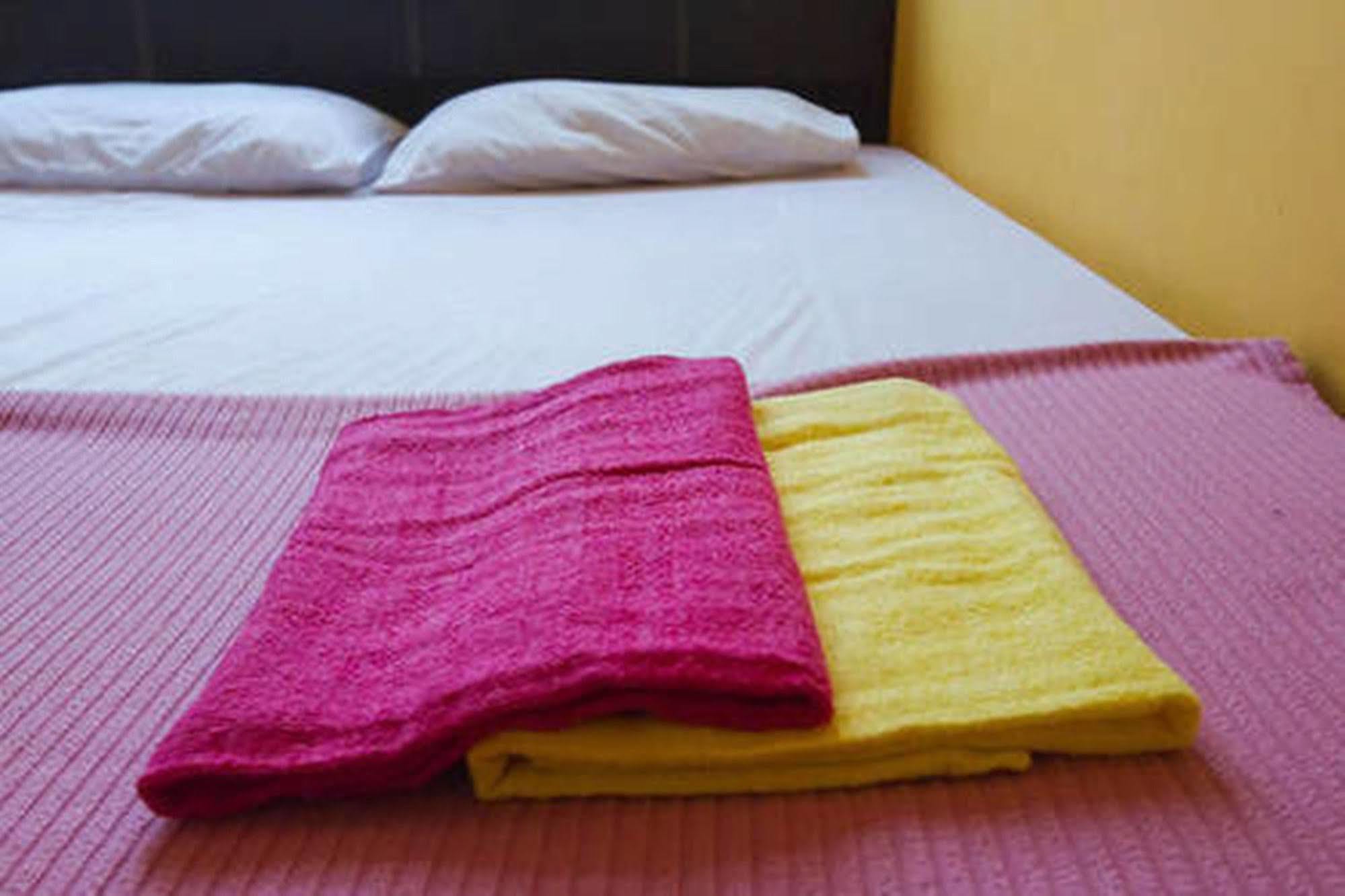Cocoa Mews Cafe And Homestay George Town Esterno foto